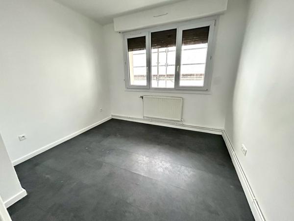 Appartement
                                                                                                                                                                                                                                                                                                                        4 pièce(s)                                                                                                                                                                                                          3 chambre(s)                                                                                                                                                                                                          107  m²