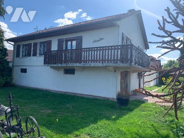 Une maison à usage d'habitation, piscine, dépendance et terrain