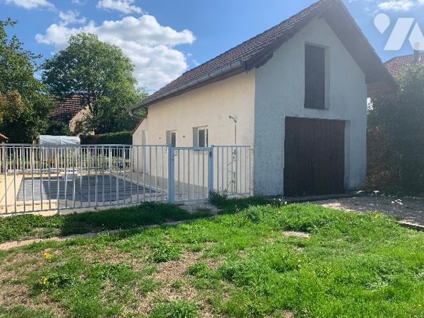 Une maison à usage d'habitation, piscine, dépendance et terrain