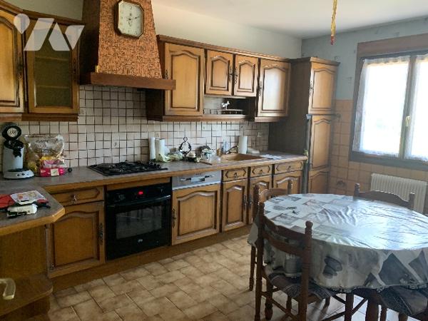 Une maison à usage d'habitation, piscine, dépendance et terrain