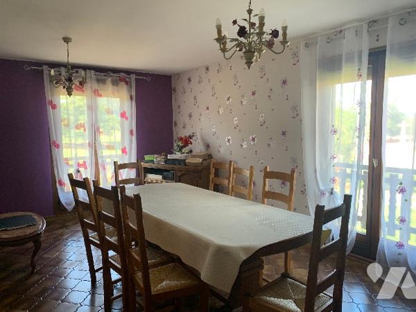 Une maison à usage d'habitation, piscine, dépendance et terrain
