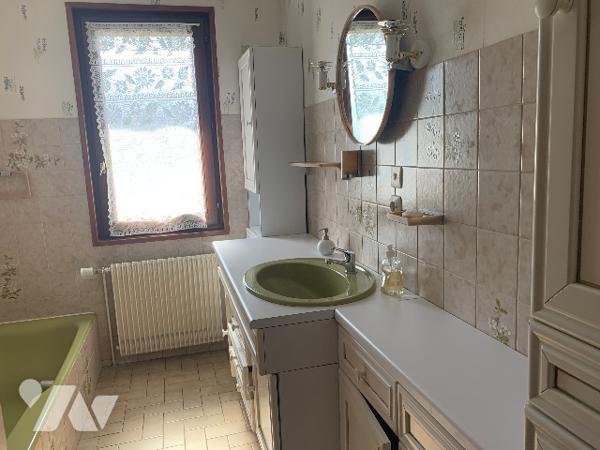 Une maison à usage d'habitation, piscine, dépendance et terrain