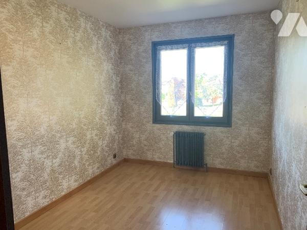 Une maison à usage d'habitation, piscine, dépendance et terrain