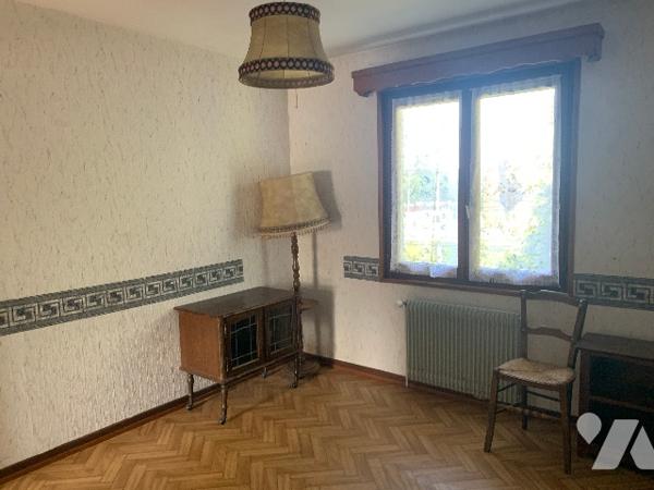 Une maison à usage d'habitation, piscine, dépendance et terrain