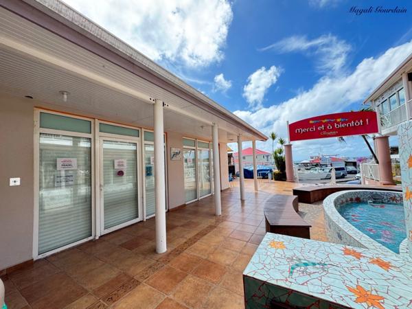 EN EXCLUSIVITÉ – MURS COMMERCIAUX AVEC GALERIE COUVERTE ET TERRASSE PRIVATIVE À VENDRE – SAINT-FRANÇOIS