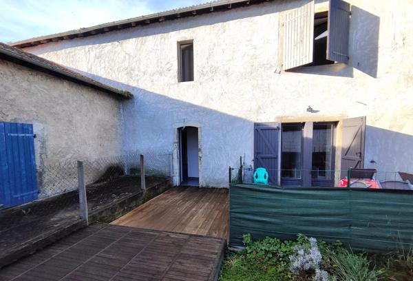 Appartement au premier étage avec trois chambres et jardin