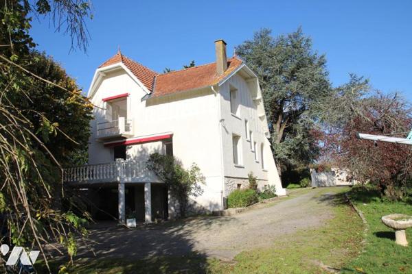AIIFRES, JOLIE MAISON ANCIENNE DE CHARME AVEC JARDIN ET PISCINE.