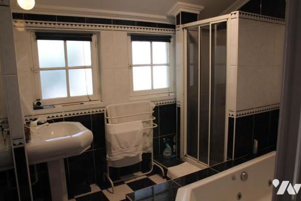 AIIFRES, JOLIE MAISON ANCIENNE DE CHARME AVEC JARDIN ET PISCINE.