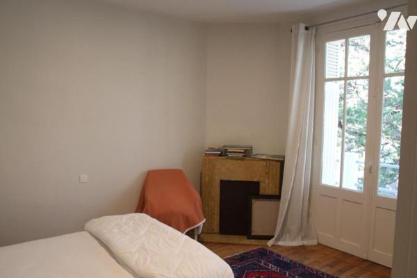 AIIFRES, JOLIE MAISON ANCIENNE DE CHARME AVEC JARDIN ET PISCINE.