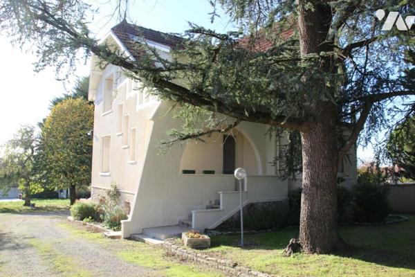 AIIFRES, JOLIE MAISON ANCIENNE DE CHARME AVEC JARDIN ET PISCINE.