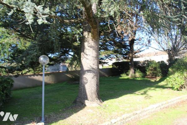 AIIFRES, JOLIE MAISON ANCIENNE DE CHARME AVEC JARDIN ET PISCINE.