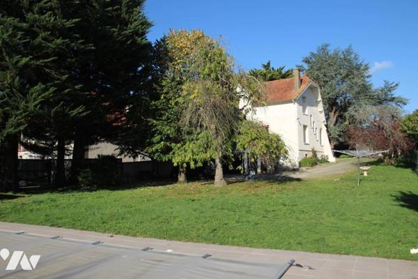 AIIFRES, JOLIE MAISON ANCIENNE DE CHARME AVEC JARDIN ET PISCINE.