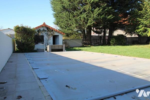 AIIFRES, JOLIE MAISON ANCIENNE DE CHARME AVEC JARDIN ET PISCINE.