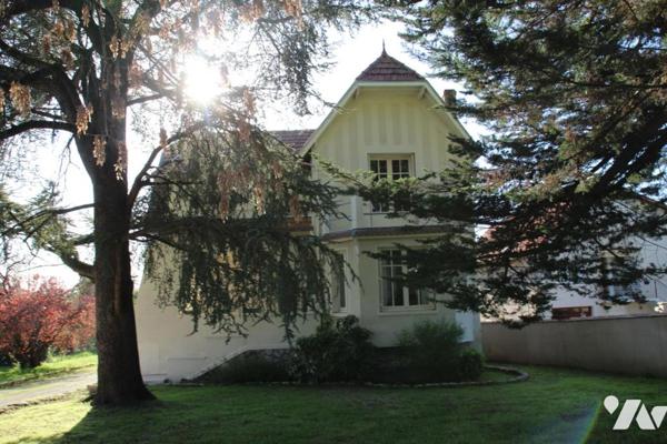 AIIFRES, JOLIE MAISON ANCIENNE DE CHARME AVEC JARDIN ET PISCINE.