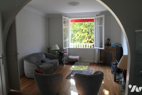 AIIFRES, JOLIE MAISON ANCIENNE DE CHARME AVEC JARDIN ET PISCINE.