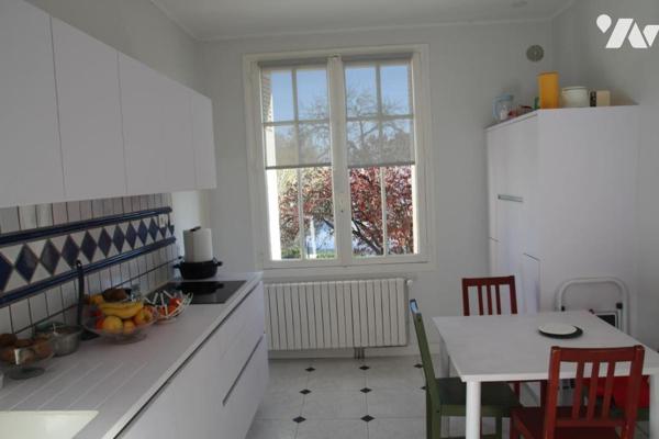 AIIFRES, JOLIE MAISON ANCIENNE DE CHARME AVEC JARDIN ET PISCINE.