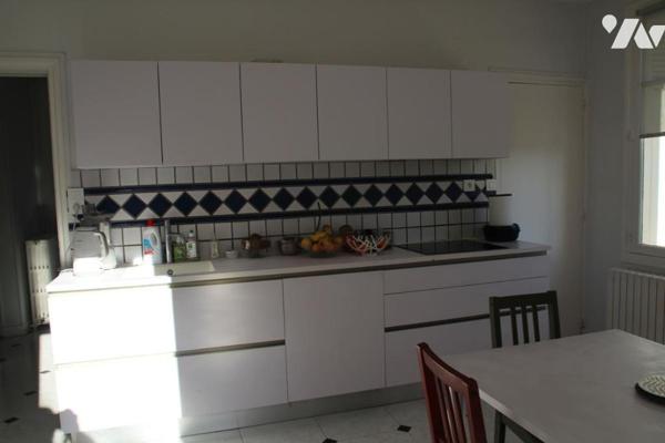 AIIFRES, JOLIE MAISON ANCIENNE DE CHARME AVEC JARDIN ET PISCINE.