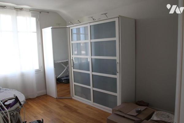 AIIFRES, JOLIE MAISON ANCIENNE DE CHARME AVEC JARDIN ET PISCINE.