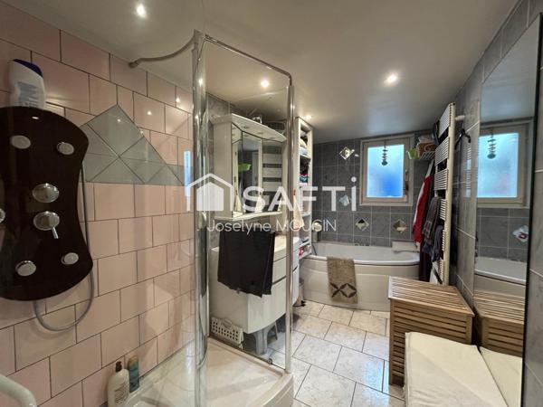 Maison principale avec jardin plus maison pour étudiants