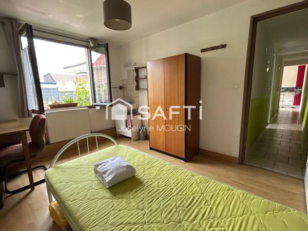 Maison principale avec jardin plus maison pour étudiants