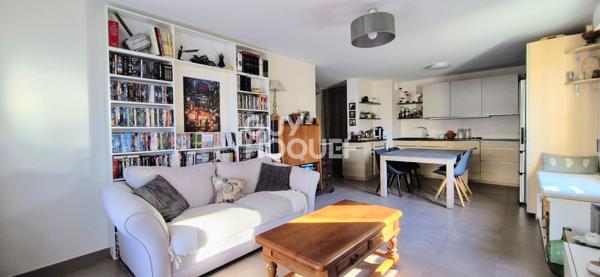 Aix-en-Provence , bel appartement de Type 3 offrant 63 m² (2015) ascenseur, terrasse 17 m², parking.