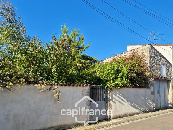 Maison à vendre 6 pièces SAINT JEAN D'ANGELY (17), CENTRE VILLE, avec jardin et dépendances
