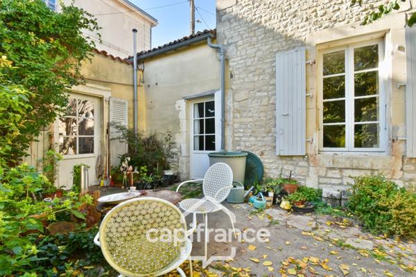 Maison à vendre 6 pièces SAINT JEAN D'ANGELY (17), CENTRE VILLE, avec jardin et dépendances