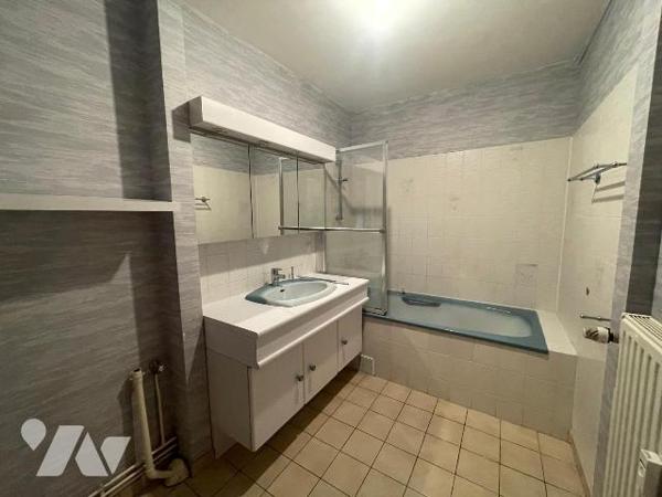 Appartement situé dans une résidence avec ascenseur, à proximité immédiate du centre ville, au ...