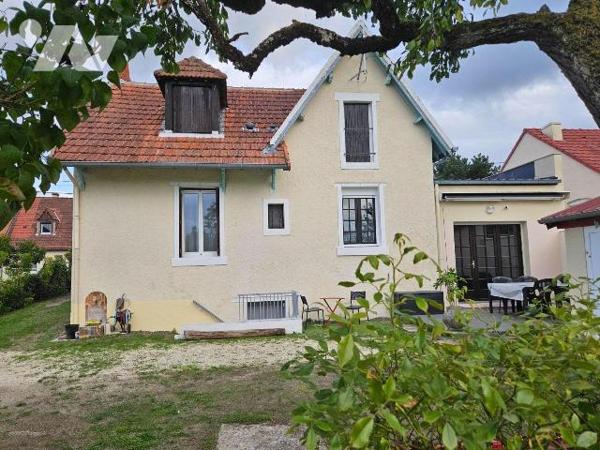 Une maison de ville avec vie de plain-pied offrant au rez de chaussée, séjour, salon, cuisine, ...