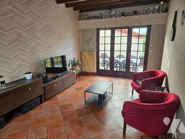 Une maison de ville avec vie de plain-pied offrant au rez de chaussée, séjour, salon, cuisine, ...