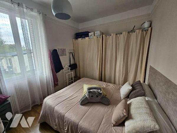 Une maison de ville avec vie de plain-pied offrant au rez de chaussée, séjour, salon, cuisine, ...