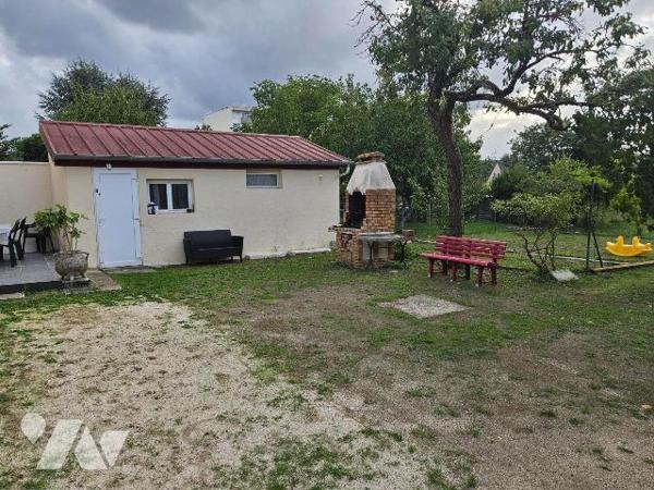 Une maison de ville avec vie de plain-pied offrant au rez de chaussée, séjour, salon, cuisine, ...