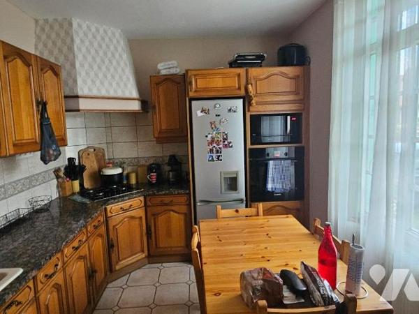 Une maison de ville avec vie de plain-pied offrant au rez de chaussée, séjour, salon, cuisine, ...