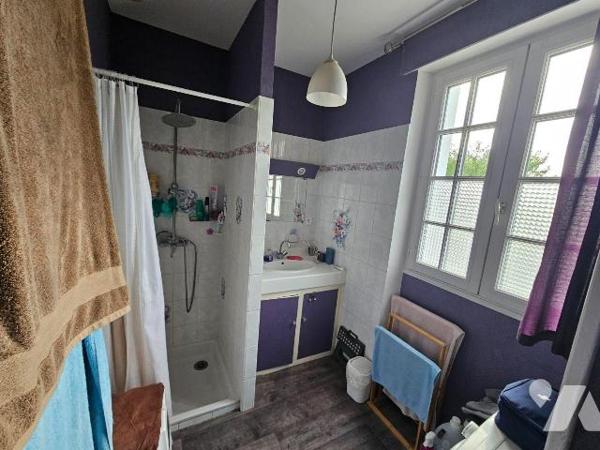 Une maison de ville avec vie de plain-pied offrant au rez de chaussée, séjour, salon, cuisine, ...