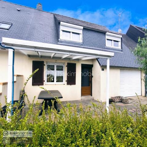 🏡Pavillon : Idéal résidence principale ou investissement !
​Emplacement privilégié en impasse. Située en extrémité de lotissement très calme à Lécousse, découvrez cette maison à fort potentiel, combinant structure irréprochable et opportunité de valorisation.
🔑​L'essentiel du bien :
​Rez-de-chaussée : Entrée spacieuse, cuisine équipée, salon/séjour de 26 m² avec cheminée insert, salle d'eau, WC séparé et garage avec porte motorisée.
​Étage : Palier desservant 3 chambres volumineuses, une salle de bain avec WC et une seconde salle d'eau.
​Annexes & Extérieur : Grande cave saine, terrain clos et aménagé avec cabanon.
​🛠️​Atouts techniques :
​Toiture récente et menuiseries PVC avec volets roulants électriques.
​Chauffage électrique.
​🎨​À prévoir : Rafraîchissement intérieur pour remettre le bien au goût du jour.
​Pourquoi c’est une opportunité stratégique ?
​📈Projet locatif performant : Secteur très recherché, 3 grandes chambres et 3 pièces d'eau (profil idéal pour location familiale ou colocation).
​Investissement maîtrisé : Gros œuvre déjà rénové (toiture, ouvertures). Un simple relooking permet de booster la rentabilité et la valeur patrimoniale.
​Un bien complet et fonctionnel à personnaliser sans attendre.
​📞Contactez-moi pour organiser une visite !