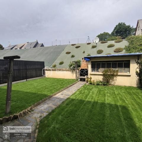🏡Pavillon : Idéal résidence principale ou investissement !
​Emplacement privilégié en impasse. Située en extrémité de lotissement très calme à Lécousse, découvrez cette maison à fort potentiel, combinant structure irréprochable et opportunité de valorisation.
🔑​L'essentiel du bien :
​Rez-de-chaussée : Entrée spacieuse, cuisine équipée, salon/séjour de 26 m² avec cheminée insert, salle d'eau, WC séparé et garage avec porte motorisée.
​Étage : Palier desservant 3 chambres volumineuses, une salle de bain avec WC et une seconde salle d'eau.
​Annexes & Extérieur : Grande cave saine, terrain clos et aménagé avec cabanon.
​🛠️​Atouts techniques :
​Toiture récente et menuiseries PVC avec volets roulants électriques.
​Chauffage électrique.
​🎨​À prévoir : Rafraîchissement intérieur pour remettre le bien au goût du jour.
​Pourquoi c’est une opportunité stratégique ?
​📈Projet locatif performant : Secteur très recherché, 3 grandes chambres et 3 pièces d'eau (profil idéal pour location familiale ou colocation).
​Investissement maîtrisé : Gros œuvre déjà rénové (toiture, ouvertures). Un simple relooking permet de booster la rentabilité et la valeur patrimoniale.
​Un bien complet et fonctionnel à personnaliser sans attendre.
​📞Contactez-moi pour organiser une visite !