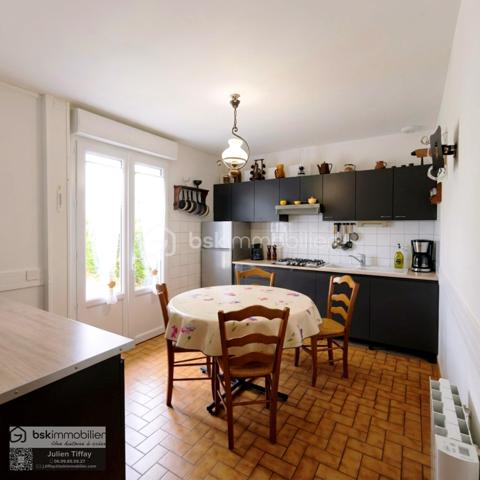 🏡Pavillon : Idéal résidence principale ou investissement !
​Emplacement privilégié en impasse. Située en extrémité de lotissement très calme à Lécousse, découvrez cette maison à fort potentiel, combinant structure irréprochable et opportunité de valorisation.
🔑​L'essentiel du bien :
​Rez-de-chaussée : Entrée spacieuse, cuisine équipée, salon/séjour de 26 m² avec cheminée insert, salle d'eau, WC séparé et garage avec porte motorisée.
​Étage : Palier desservant 3 chambres volumineuses, une salle de bain avec WC et une seconde salle d'eau.
​Annexes & Extérieur : Grande cave saine, terrain clos et aménagé avec cabanon.
​🛠️​Atouts techniques :
​Toiture récente et menuiseries PVC avec volets roulants électriques.
​Chauffage électrique.
​🎨​À prévoir : Rafraîchissement intérieur pour remettre le bien au goût du jour.
​Pourquoi c’est une opportunité stratégique ?
​📈Projet locatif performant : Secteur très recherché, 3 grandes chambres et 3 pièces d'eau (profil idéal pour location familiale ou colocation).
​Investissement maîtrisé : Gros œuvre déjà rénové (toiture, ouvertures). Un simple relooking permet de booster la rentabilité et la valeur patrimoniale.
​Un bien complet et fonctionnel à personnaliser sans attendre.
​📞Contactez-moi pour organiser une visite !