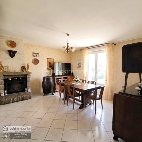 🏡Pavillon : Idéal résidence principale ou investissement !
​Emplacement privilégié en impasse. Située en extrémité de lotissement très calme à Lécousse, découvrez cette maison à fort potentiel, combinant structure irréprochable et opportunité de valorisation.
🔑​L'essentiel du bien :
​Rez-de-chaussée : Entrée spacieuse, cuisine équipée, salon/séjour de 26 m² avec cheminée insert, salle d'eau, WC séparé et garage avec porte motorisée.
​Étage : Palier desservant 3 chambres volumineuses, une salle de bain avec WC et une seconde salle d'eau.
​Annexes & Extérieur : Grande cave saine, terrain clos et aménagé avec cabanon.
​🛠️​Atouts techniques :
​Toiture récente et menuiseries PVC avec volets roulants électriques.
​Chauffage électrique.
​🎨​À prévoir : Rafraîchissement intérieur pour remettre le bien au goût du jour.
​Pourquoi c’est une opportunité stratégique ?
​📈Projet locatif performant : Secteur très recherché, 3 grandes chambres et 3 pièces d'eau (profil idéal pour location familiale ou colocation).
​Investissement maîtrisé : Gros œuvre déjà rénové (toiture, ouvertures). Un simple relooking permet de booster la rentabilité et la valeur patrimoniale.
​Un bien complet et fonctionnel à personnaliser sans attendre.
​📞Contactez-moi pour organiser une visite !