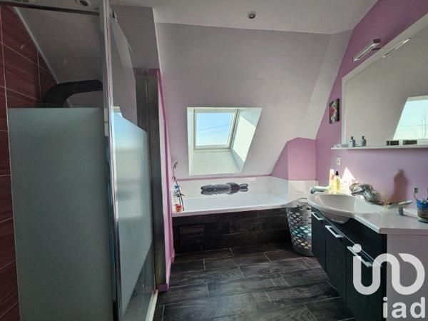 Maison traditionnelle 6 pièces de 165 m² à Mayet (72360)