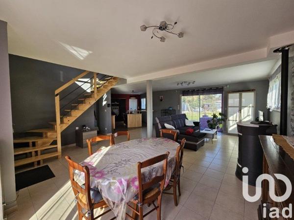 Maison traditionnelle 6 pièces de 165 m² à Mayet (72360)