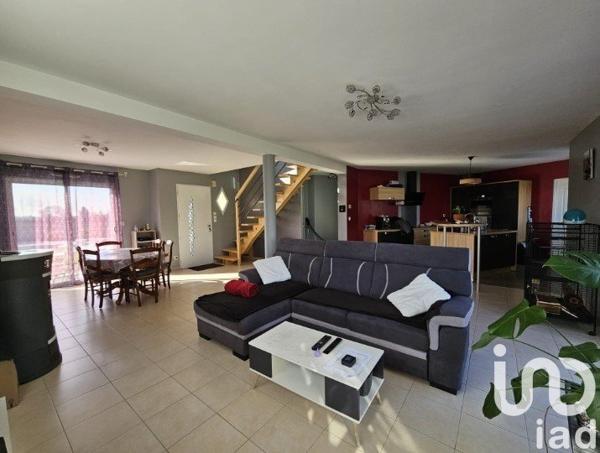 Maison traditionnelle 6 pièces de 165 m² à Mayet (72360)