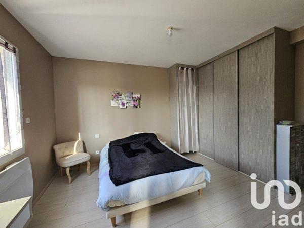 Maison traditionnelle 6 pièces de 165 m² à Mayet (72360)