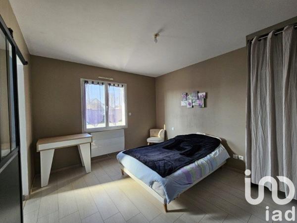 Maison traditionnelle 6 pièces de 165 m² à Mayet (72360)