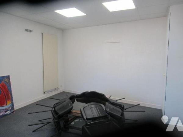 A vendre à Troyes local professionnel situé au 1er étage d'une petite copropriété composé de 7 ...
