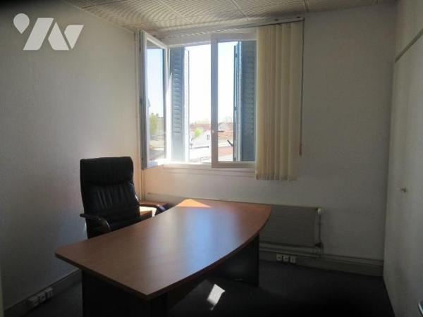 A vendre à Troyes local professionnel situé au 1er étage d'une petite copropriété composé de 7 ...