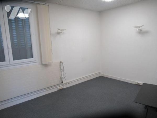 A vendre à Troyes local professionnel situé au 1er étage d'une petite copropriété composé de 7 ...
