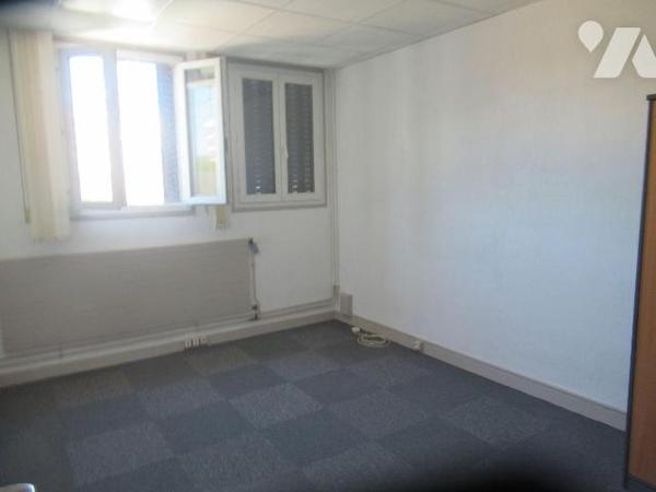 A vendre à Troyes local professionnel situé au 1er étage d'une petite copropriété composé de 7 ...
