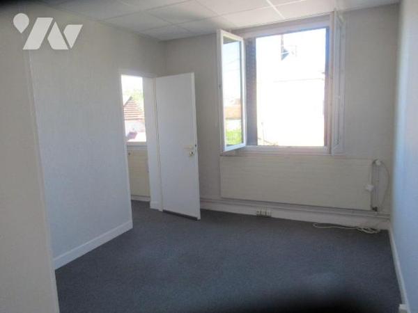 A vendre à Troyes local professionnel situé au 1er étage d'une petite copropriété composé de 7 ...