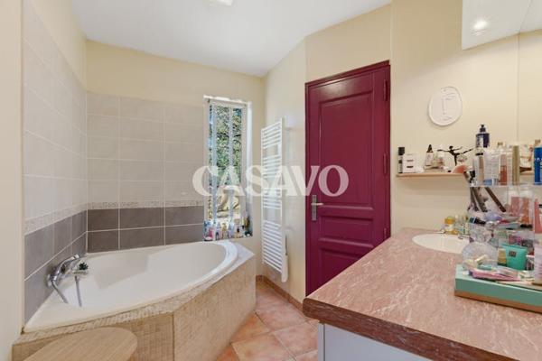 Vente Maison 7 pièces de 162m² - 13840 Rognes