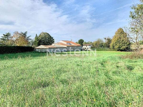 À VENDRE Terrain constructible de 1 342 m² à Saint-Étienne-de-Brillouet entre Sainte-Hermine et Fontenay-le-Comte.